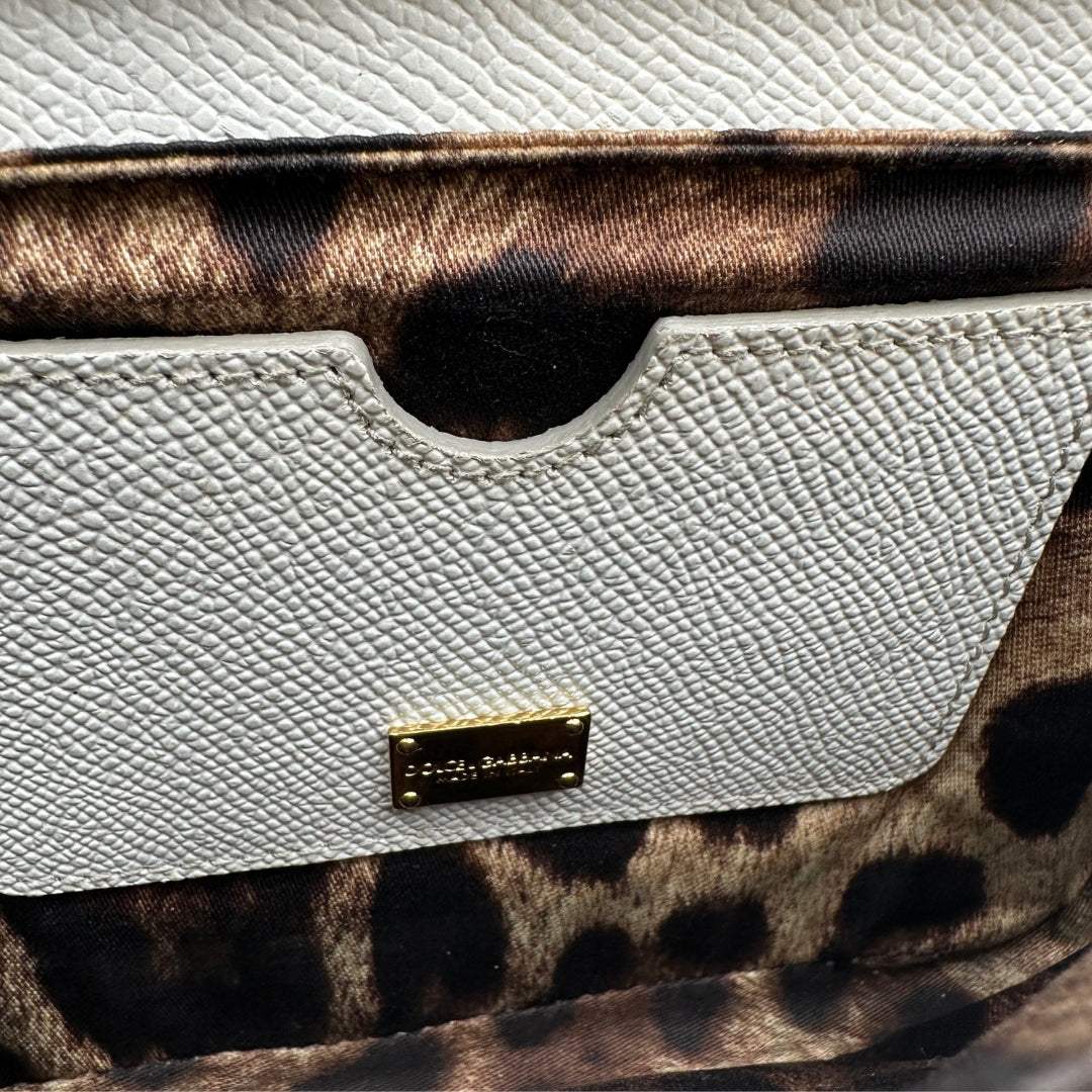 Borsa D&G in pelle martellata bianca con tracolla regolabile, rifinita con parti metalliche dorate. originale, usato, condizioni buone.