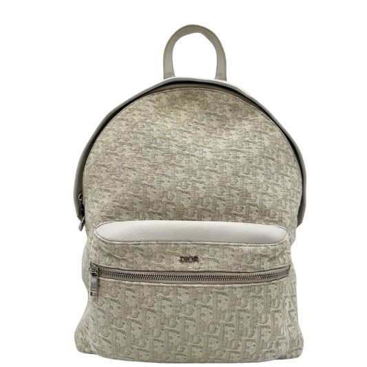 Zaino Dior in tessuto avorio con trama Dior Oblique grigio chiaro, finiture in pelle martellata tono su tono, rifinito con parti metalliche argentate, front