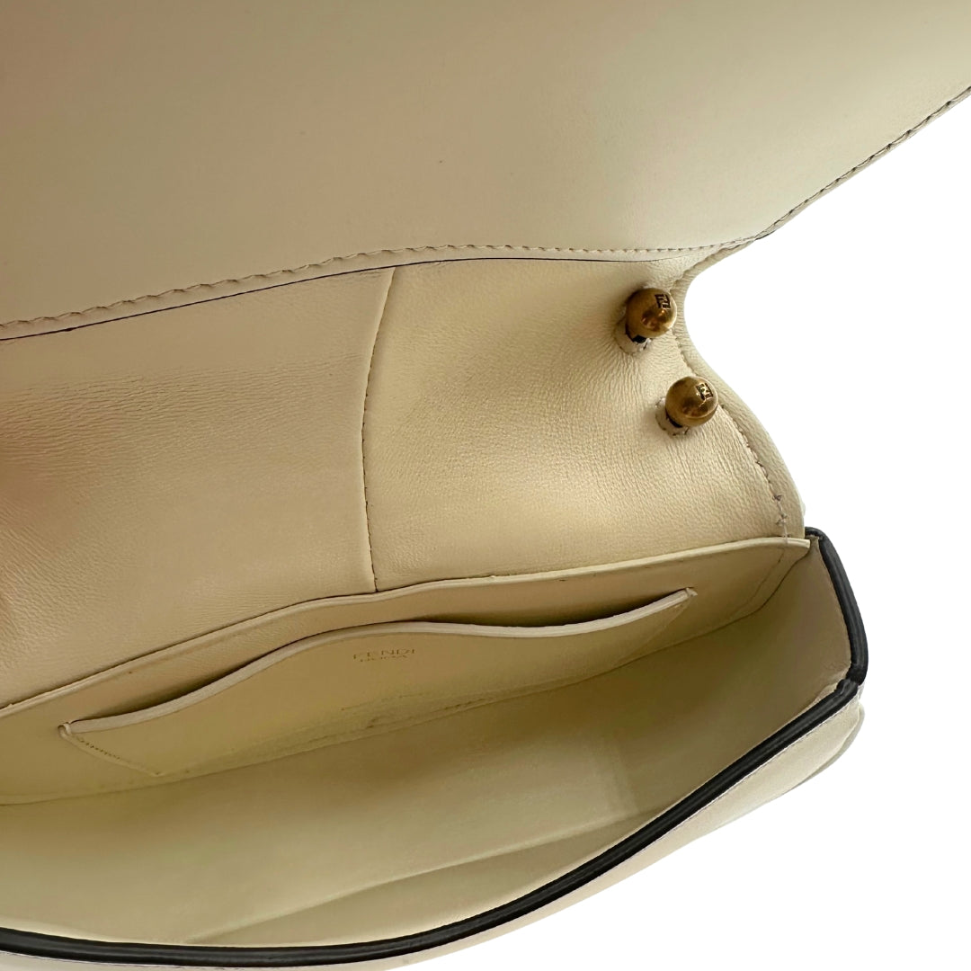 Borsa C'Mon Fendi in pelle bianca con patta trama animalier nelle tonalità del grigio e bianco, impreziosita dal dettaglio FF in metallo, interno