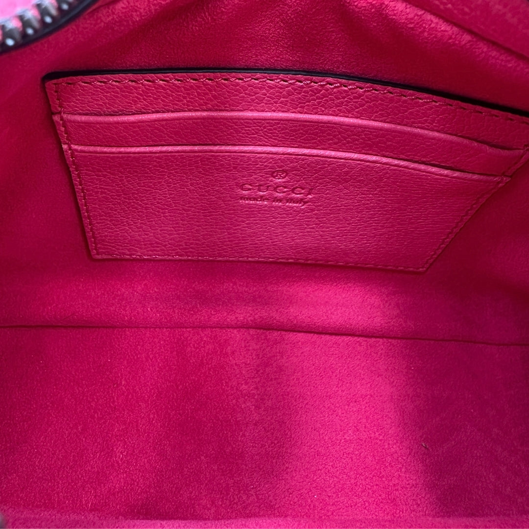 Interno Borsa Gucci Aphrodite Small in pelle martellata rosa, impreziosita dalle doppie G in metallo dorato. È dotata di un manico in catena, un secondo manico in pelle con fibbia regolabile, e una prolunga aggiuntiva che consente di indossarla comodamente anche a tracolla. Completa di dustbag. Originale, usato, condizioni eccellenti.