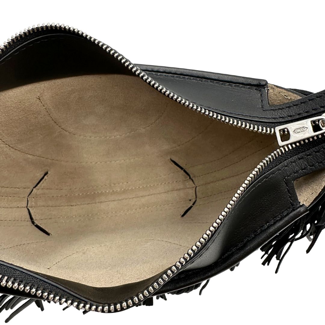 Borsa J&M Davidson in pelle nera impreziosita da frange su tutta la superficie e inserti metallici argentati. Indossabile a spalla e a tracolla