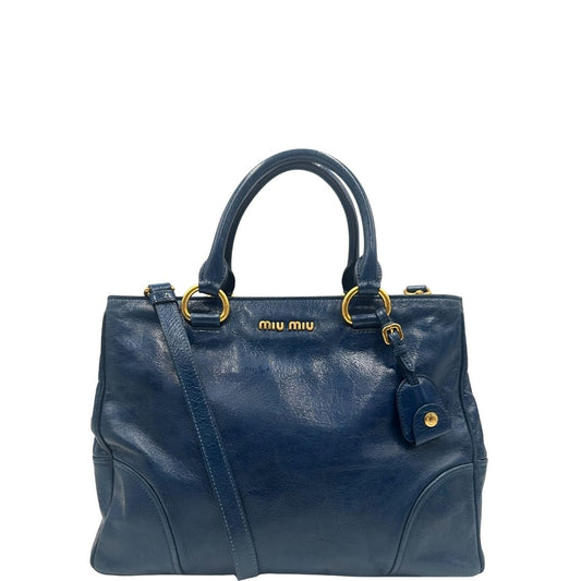 Borsa Miu Miu in pelle invecchiata blu rifinita con parti metalliche dorate, dotata di doppi manici stondati e una tracolla amovibile e regolabile, front