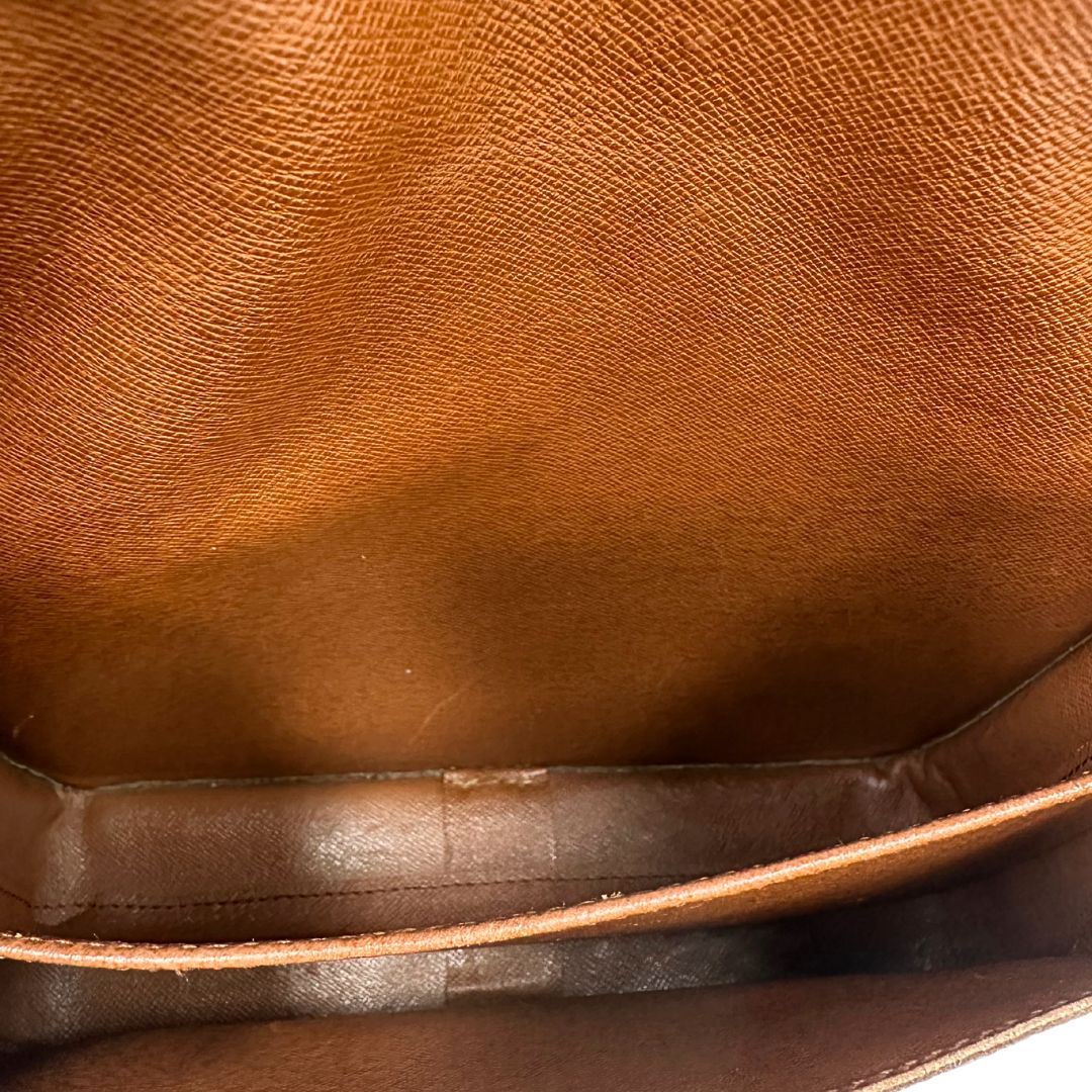 Cartouchière Louis Vuitton in canvas marrone monogram con finiture in vacchetta naturale e parti metalliche dorate. Indossabile a tracolla, interno