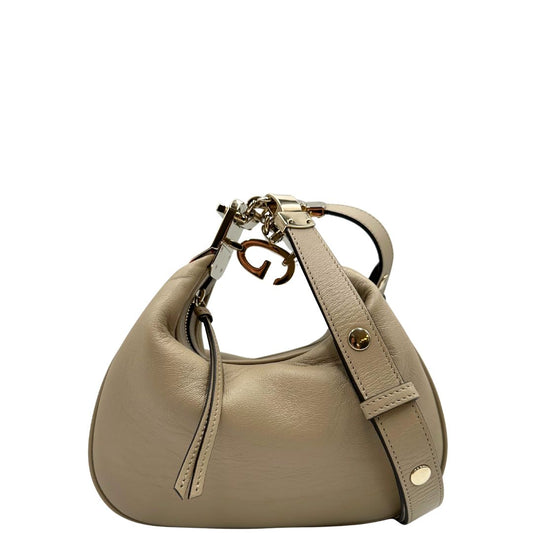 Borsa Gucci in pelle beige con dettagli decorativi metallici dorati e strisce Web lungo i bordi. Munita di un manico e una doppia tracolla di cui una in pelle e una in tessuto web, front