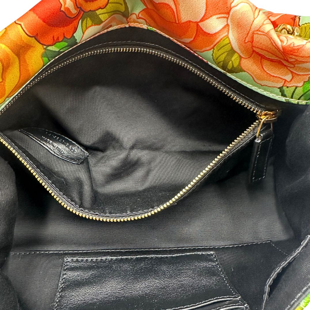 Borsa Saint Laurent in tessuto con trama floreale, rifinita con parti metalliche dorate e impreziosita con il logo Cassandre sul front; munita di una tracolla in catena scorrevole con spallaccio in pelle, interno