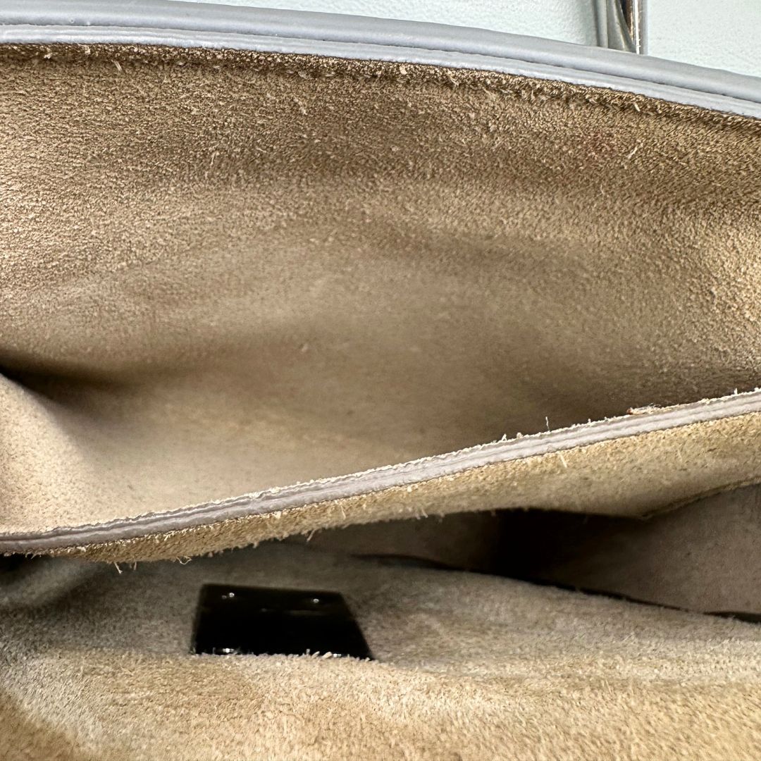 Borsa Chloè in pelle trapuntata color ghiaccio con inserti metallici argentati; dotata di un manico in catena e una tracolla, interno