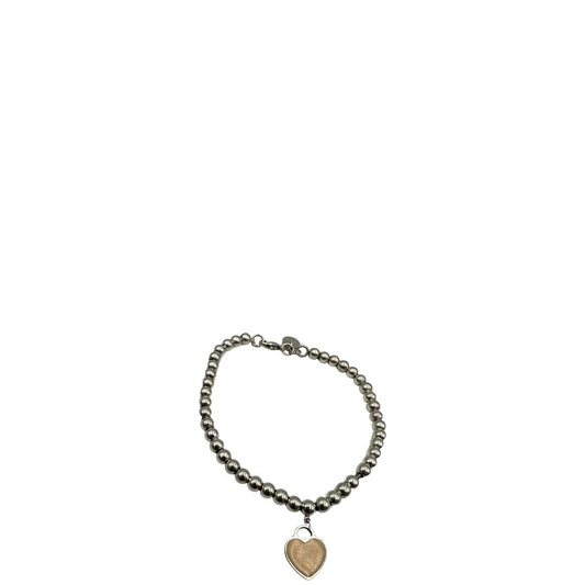 Bracciale Heart Tag Tiffany&Co. della collezione Return To Tiffany in argento 925 con ciondolo cuore double face, un lato rosa cipria e un lato logato. Completo di sacchetto antipolvere.