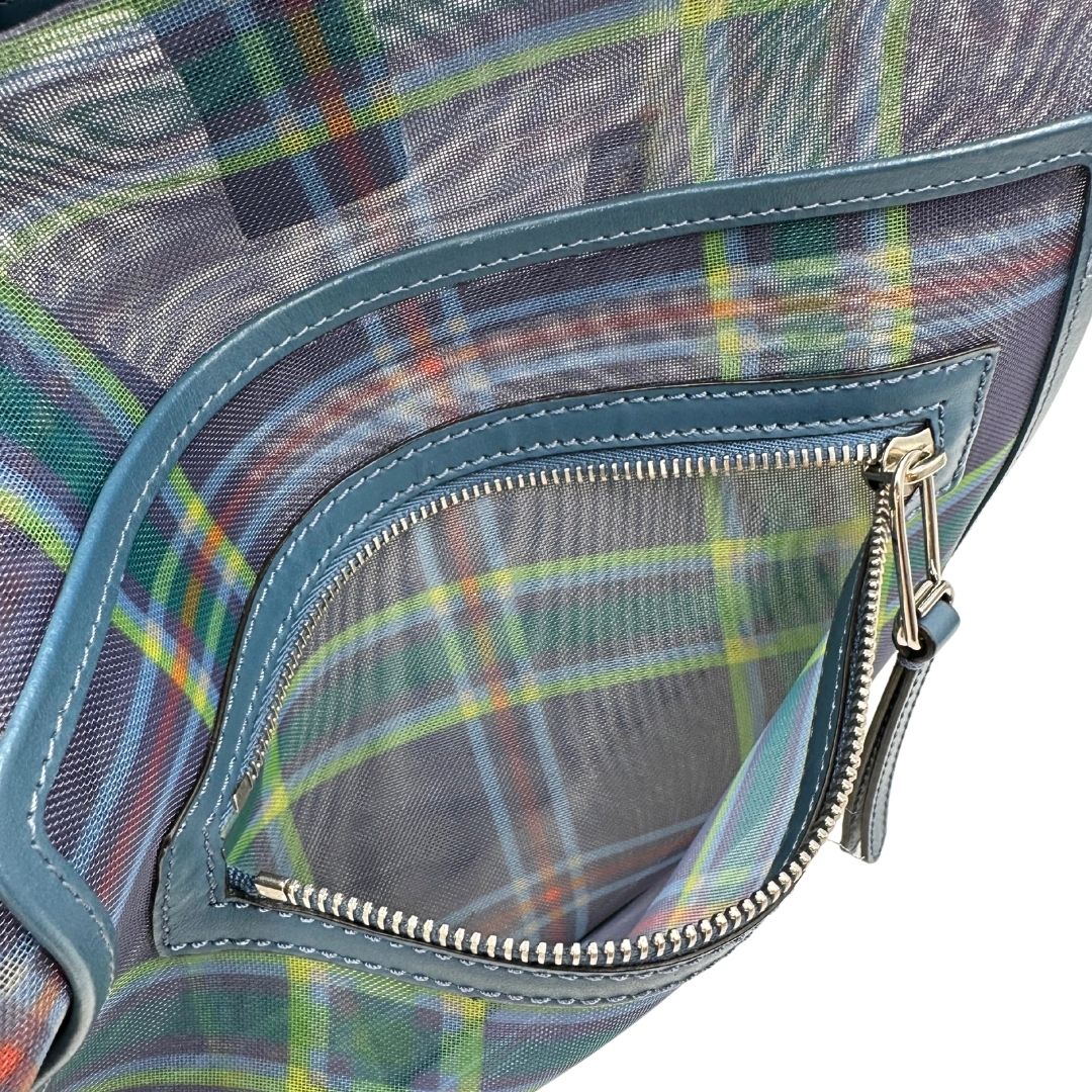 Tasca Borsa Tote Fendi in tela plastificata multicolore con trama tartan e finiture in pelle blu polvere. Dotata di una tracolla rimovibile e un manico singolo impreziosito da inserti metallici con logo F. Rifinita con parti metalliche dorate e argento. Originale, usato, in condizioni ottime.