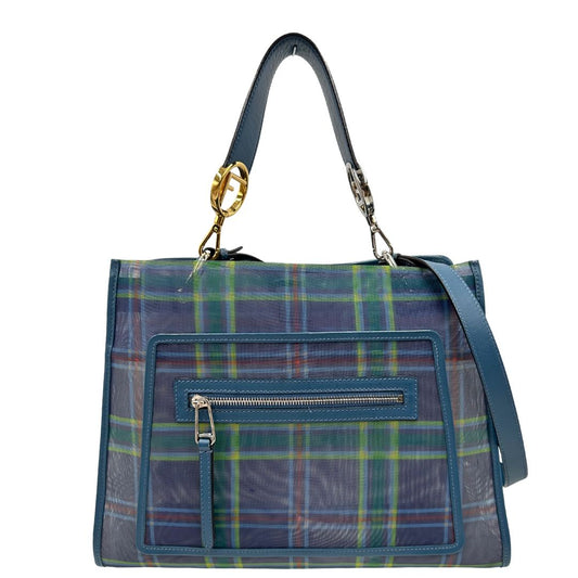 Borsa Tote Fendi in tela plastificata multicolore con trama tartan e finiture in pelle blu polvere. Dotata di una tracolla rimovibile e un manico singolo impreziosito da inserti metallici con logo F. Rifinita con parti metalliche dorate e argento. Originale, usato, in condizioni ottime.