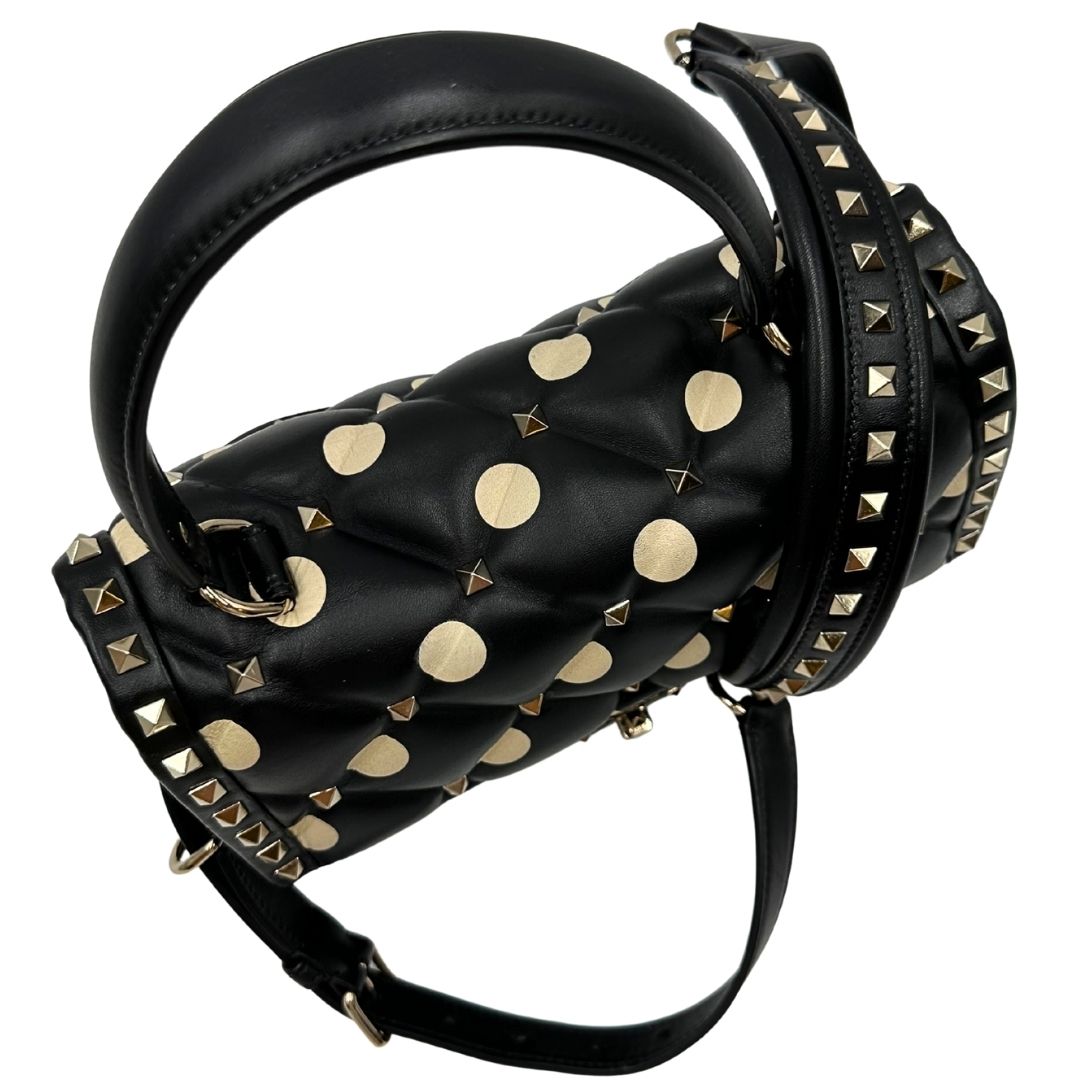 Borsa V.G. in pelle trapuntata nera impreziosita da pois e borchie su tutta la superficie, rifinita di inserti metallici dorati; munita di un manico e una tracolla regolabile e amovibile, manici