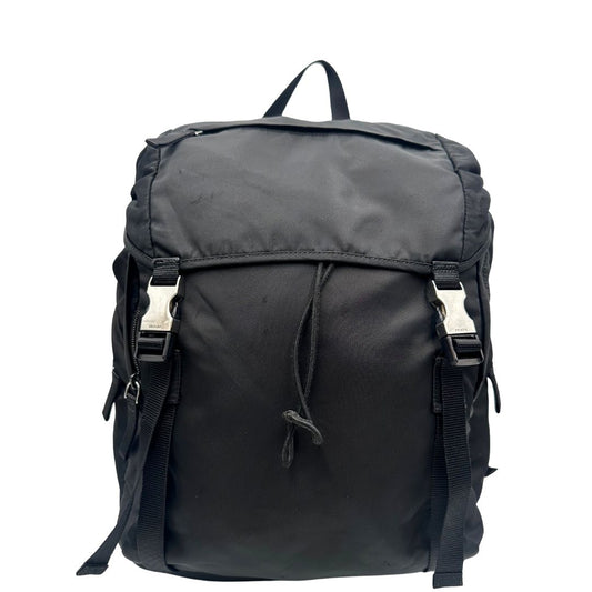 Front di uno zaino Prada in nylon nero e finiture in tessuto. Dettagli metallici argentati e munito di svariate tasche.