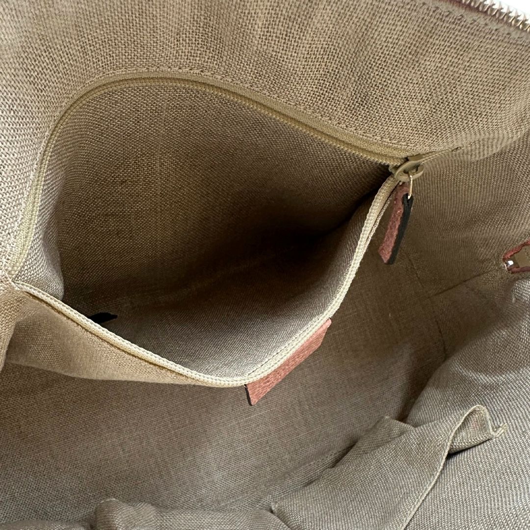 Borsa Gucci in pelle martellata rosa rifinita con metalleria dorata; munita di doppi manici stondati e una tracolla regolabile e amovibile, impreziosita dal ciondolo GG, interno