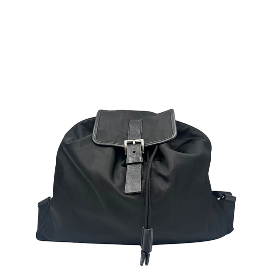 Zaino Prada in nylon nero rifinito con parti in pelle tono su tono e inserti metallici argentati, front