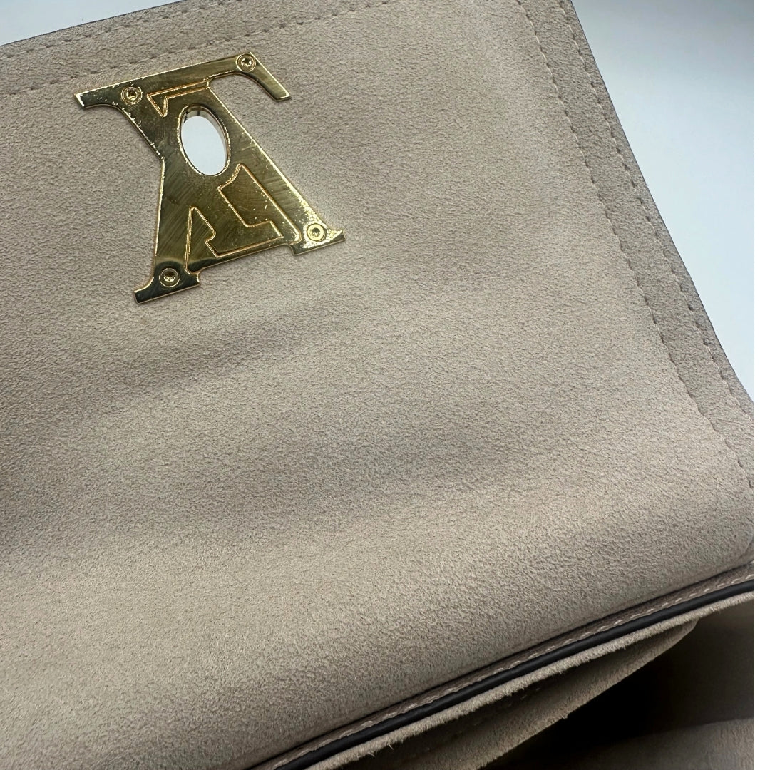 Borsa LV in pelle martellata beige rifinita con parti metalliche dorate; munita di un manico in catena amovibile e di una tracolla in pelle regolabile e amovibile, interno