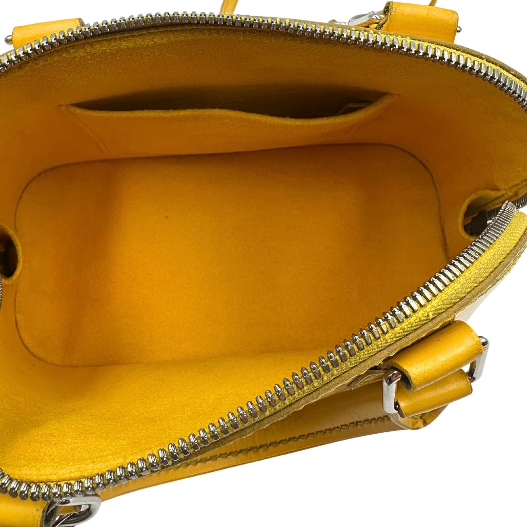 Borsa Alma BB Louis Vuitton in pelle epi gialla, rifinita con parti metalliche argentate e dotata di doppi manici stondati e una tracolla amovibile, interno