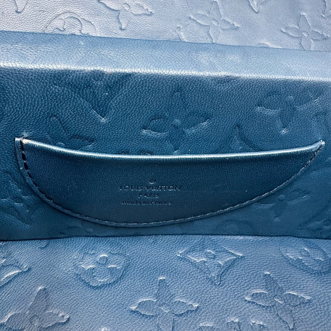 Tote Twisted Box Louis Vuitton x Frank Gehry in canvas marrone monogram con finiture in vacchetta naturale e parti metalliche dorate. Completo di corredo. Originale, usato, in condizioni ottime.