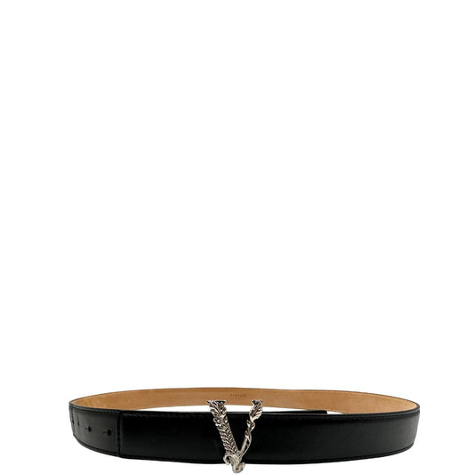 Cintura Versace in pelle nera e fibbia a forma di "V" in metallo argentato, decorata con motivi barocchi intrecciati. Completa di corredo e cartellino. Originale, usato, in condizioni ottime.