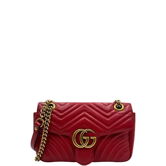 Borsa Gucci Marmont in pelle matelassé rossa con tracolla scorrevole in catena e spallaccio in pelle, rifinita con parti metalliche dorate, front