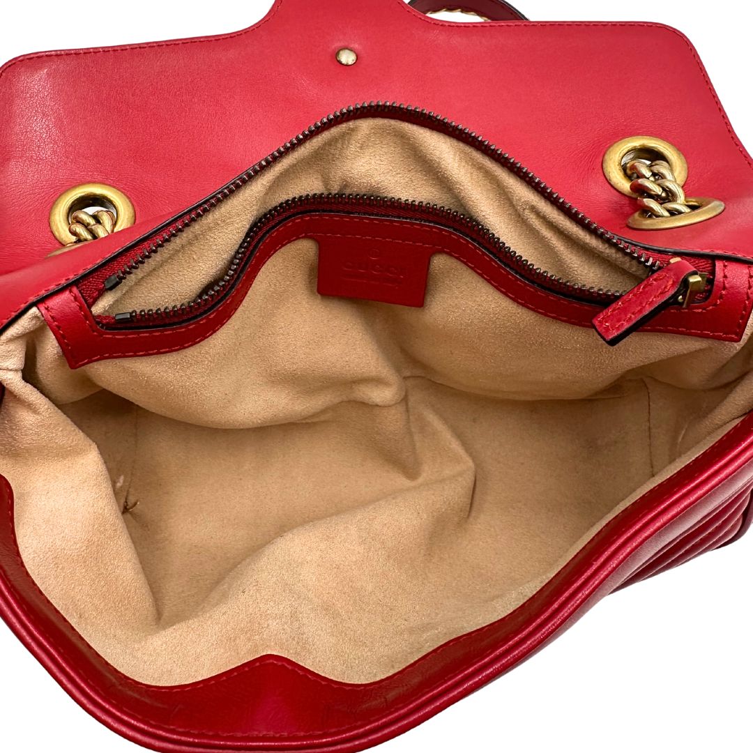 Borsa Gucci Marmont in pelle matelassé rossa con tracolla scorrevole in catena e spallaccio in pelle, rifinita con parti metalliche dorate, interno