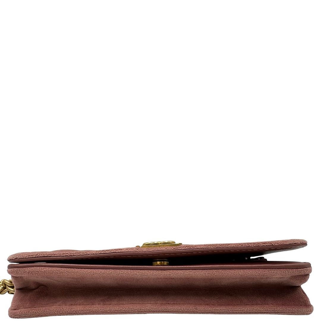 Wallet Chanel in velluto color rosa antico con inserti metallici dorati; munito di una tracolla in catena e spallaccio in pelle rosa, base