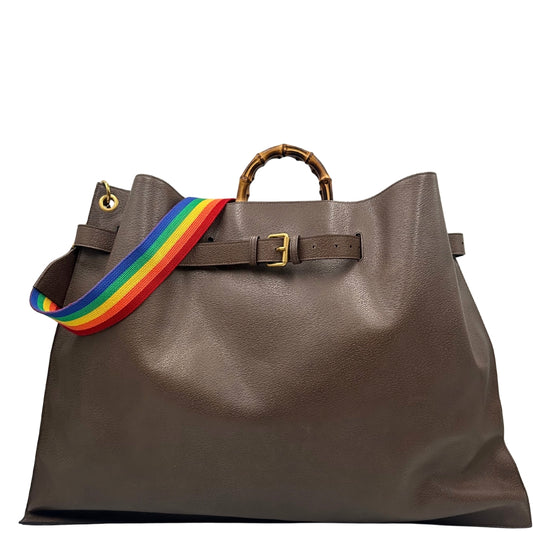 Borsone Gucci in pelle martellata marrone con tracolla regolabile in tessuto Rainbow e doppi manici in bamboo. Rifinito con parti metalliche dorate. Completa di dustbag. Originale, usato, in condizioni ottime.