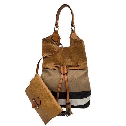 Borsa Hobo Burberry in tessuto tartan con finiture in pelle martellata color cammello, dotata di una pochette interna estraibile. Rifinita con parti metalliche dorate, da indossare a spalla. Completa di dustbag. Originale, usato, in condizioni ottime.