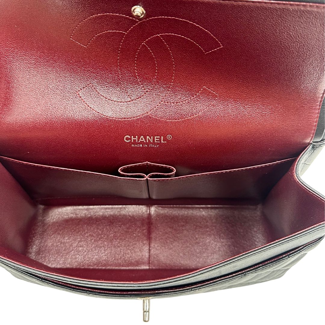 Chanel Timeless Classique in pelle matelassé nera con tracolla scorrevole in catena e pelle intrecciate, rifinita con parti metalliche argentate, interno