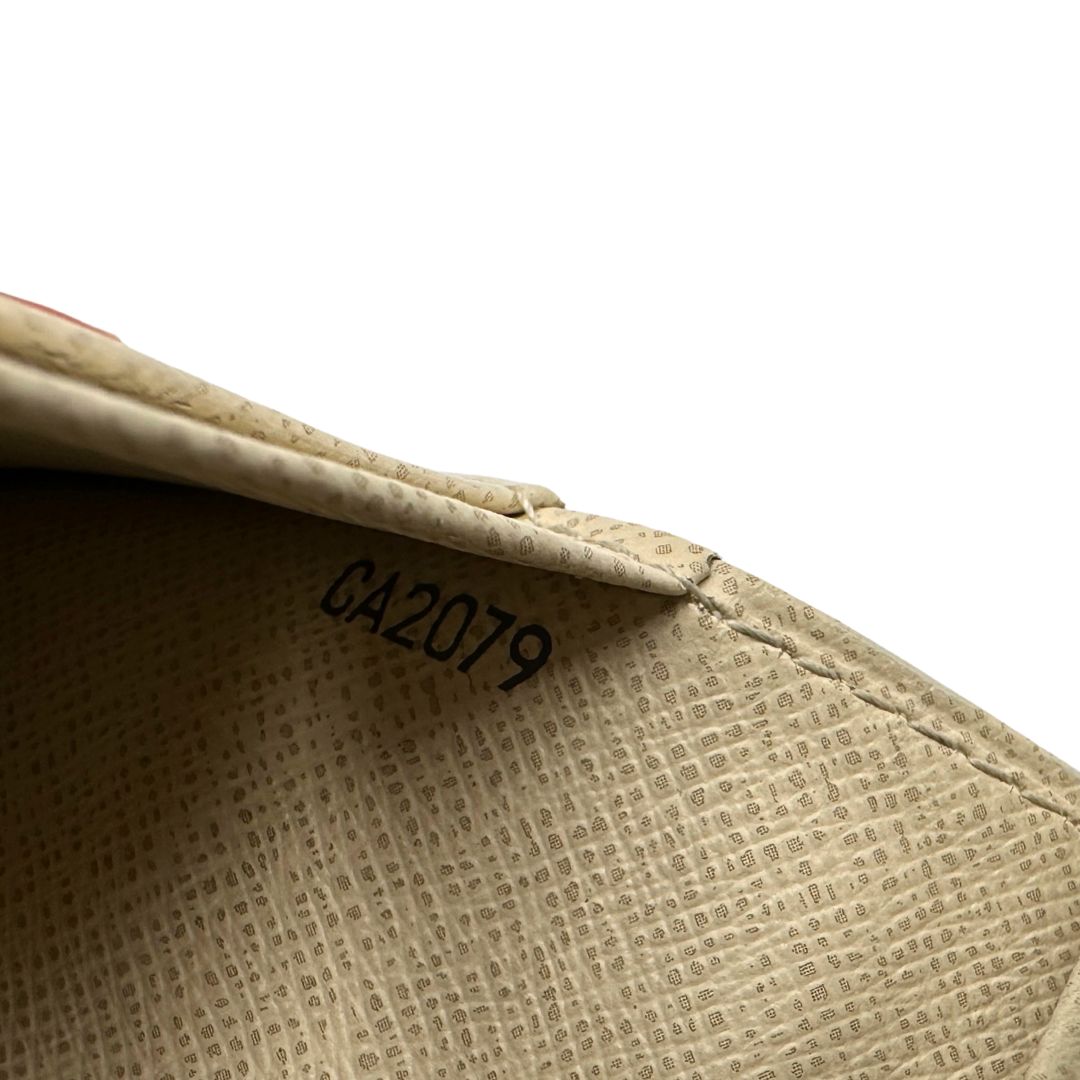 Portafoglio Louis Vuitton in canvas Damier Azur con chiusura principale bottoncino, rifinito con parti metalliche dorate, interno