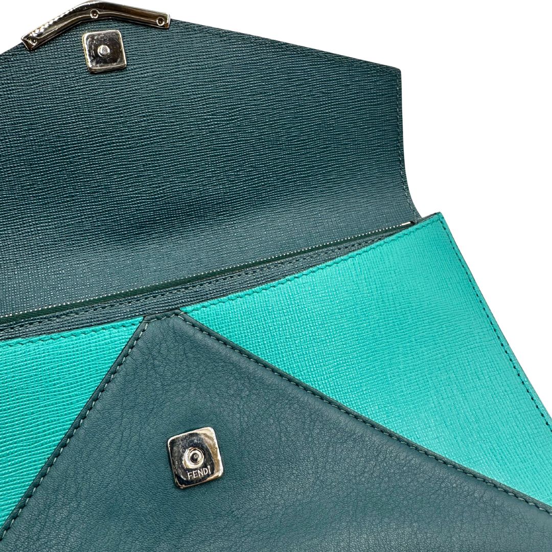 Pochette Fendi 2Jours in pelle verde bluastro con dettagli in pelle Saffiano turchese. Rifinita con dettaglio in metallo argentato logato sulla chiusura. Completa di corredo. Originale, usato, condizioni ottime.