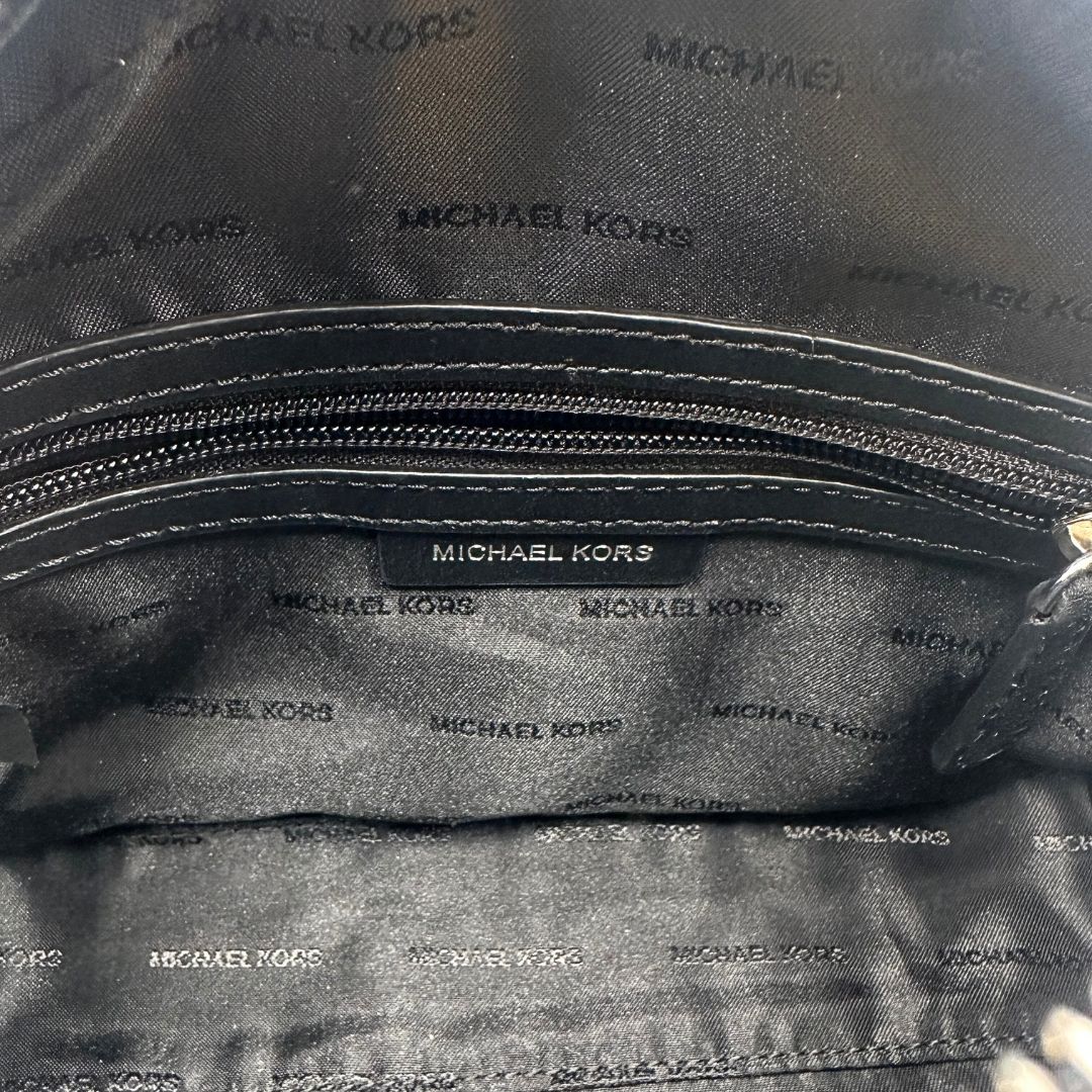 Interno Borsa Michael Kors in pelle nera, e velluto sul front con dettagli blu e bianchi. Munita di tracolla regolabile e amovibile, impreziosita da una nappa decorativa. Rifinita con parti metalliche argentate. Originale, usato, in condizioni ottime.