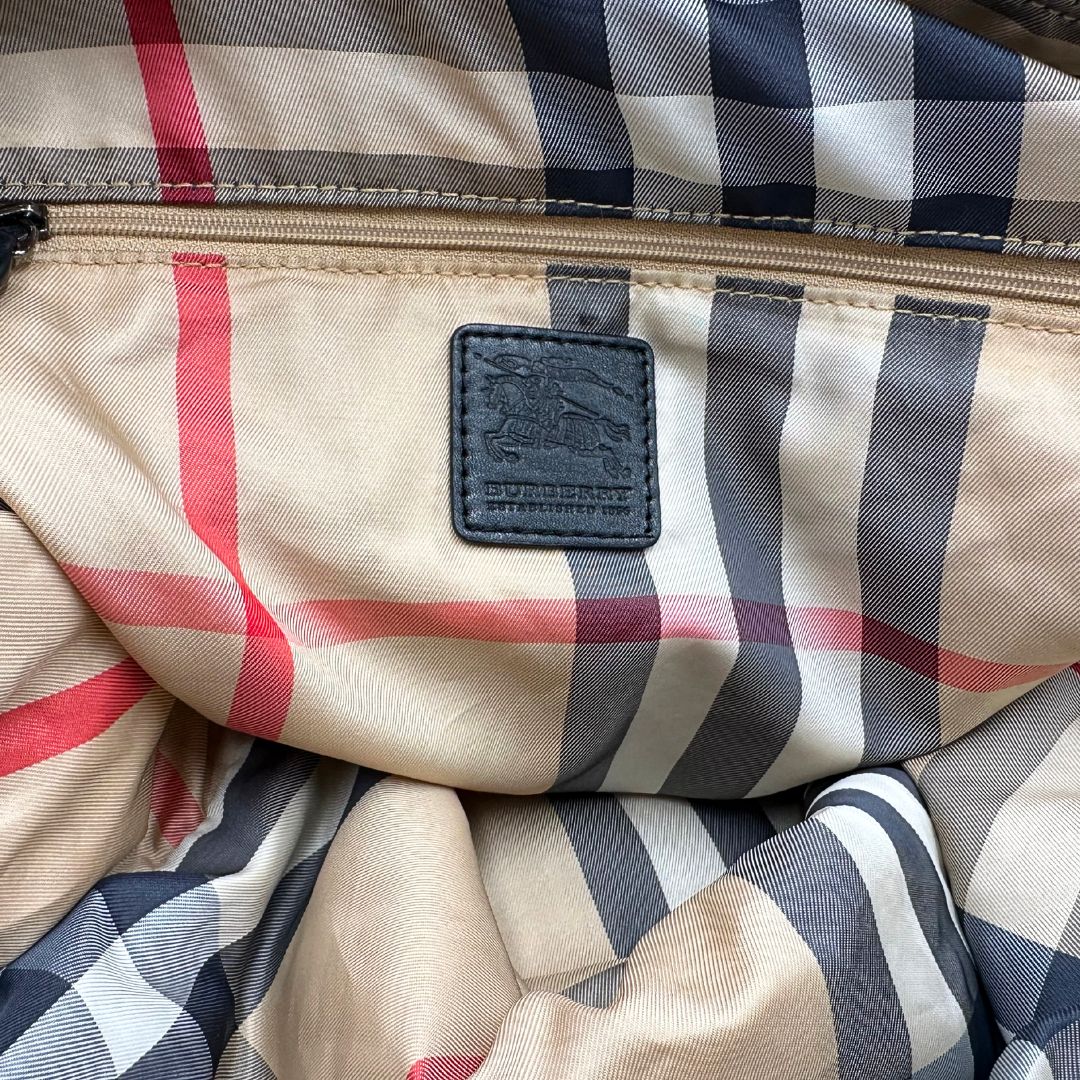 interno Borsa Burberry in nylon color sabbia rifinita con parti in pelle nere e inserti metallici effetto renio; munita di doppi manici, da indossare a spalla