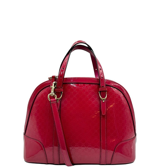front Borsa Gucci in pelle verniciata rosso fragola rifinita con inserti metallici oro chiaro; munita di doppi manici e una tracolla regolabile e amovibile