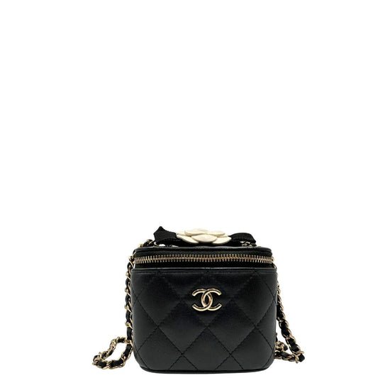 Front di una borsa Chanel in pelle matelassè nera rifinita con parti metalliche dorate; munita di una tracolla in pelle e catena intrecciata decorata con fiocco e camelia. Completa di scatola logata.