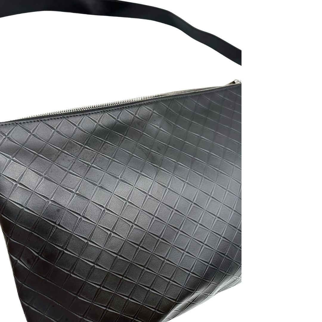 Cartella Bottega Veneta in pelle intrecciata nera, rifinita con inserti metallici argentati e munita di una tracolla regolabile