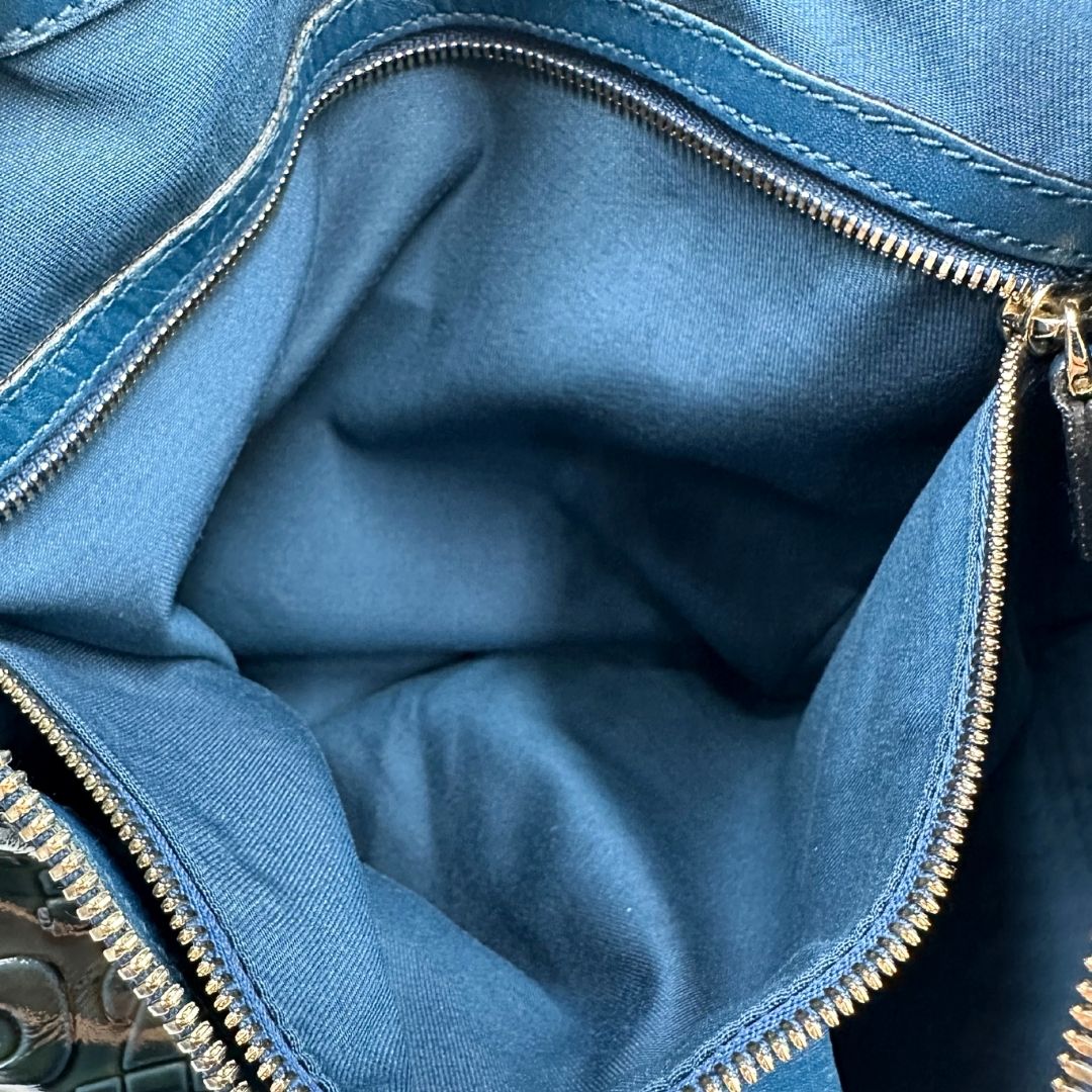 interno Borsa Gucci in pelle verniciata verde petrolio con trama Horsebit; munita di un manico singolo e impreziosita da inserti metallici dorati.