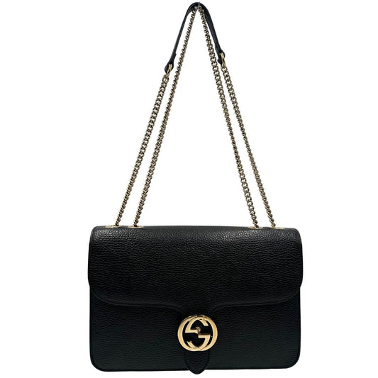 front Borsa Gucci in pelle martellata nera rifinita con inserti metallici dorati; munita di una tracolla in catena scorrevole con spallaccio in pelle