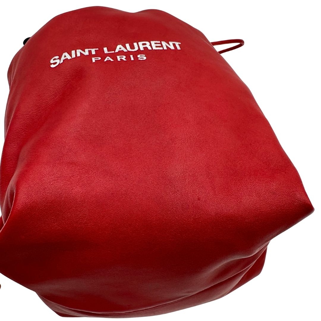 Sac Pochon Saint Laurent in pelle rossa con parti metalliche argentate. Rifinito con logo lettering sul front e munito di una pochette estraibile. Completo di dustbag. Originale, di lusso, usato, in condizioni ottime.