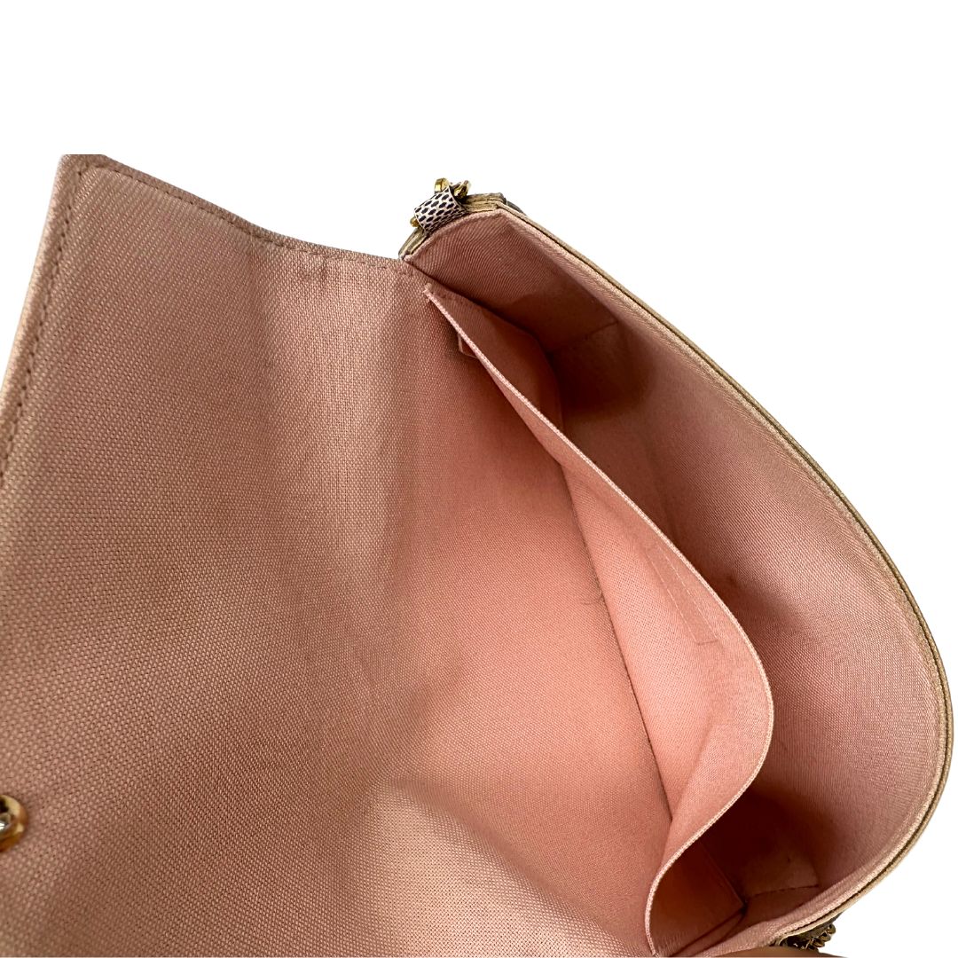 interno Borsa L.V. in canvas Damier Azur rifinita con parti metalliche dorate; munita di una tracolla in catena amovibile, un portacarte e un portamonete