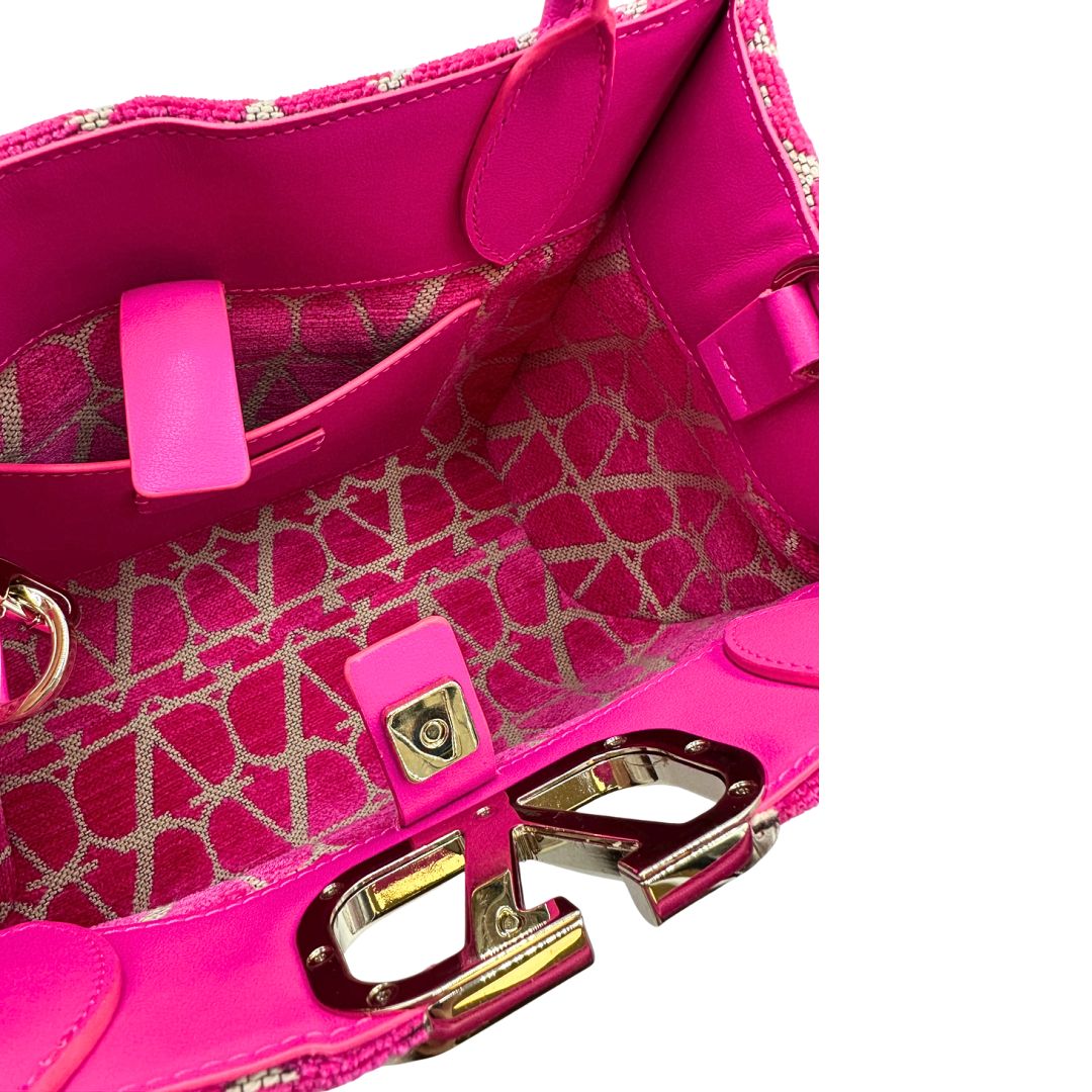 Borsa Valentino Garavani Iconographe Toile in tessuto beige con iconica trama VLogo Signature e finiture in pelle Pink PP. Munita di doppi manici stondati e di una tracolla amovibile, parti metalliche dorate. Completa di dustbag e cartellino. Originale, usato, in condizioni ottime.