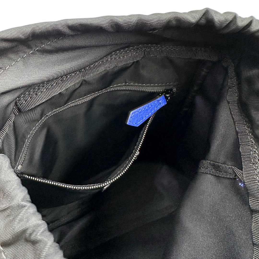 Interno di uno zaino Fendi edizione limitata in Econyl di Aquafil blu reale rifinito con parti in pelle tono su tono; munito di una bretella regolabile. Retro traforato trama zucca in nero. Completo di dustbag e cartellino.