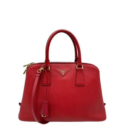 front Borsa in pelle saffiano rossa con parti metalliche dorate; munita di doppi manici stondati e una tracolla amovibile e regolabile.