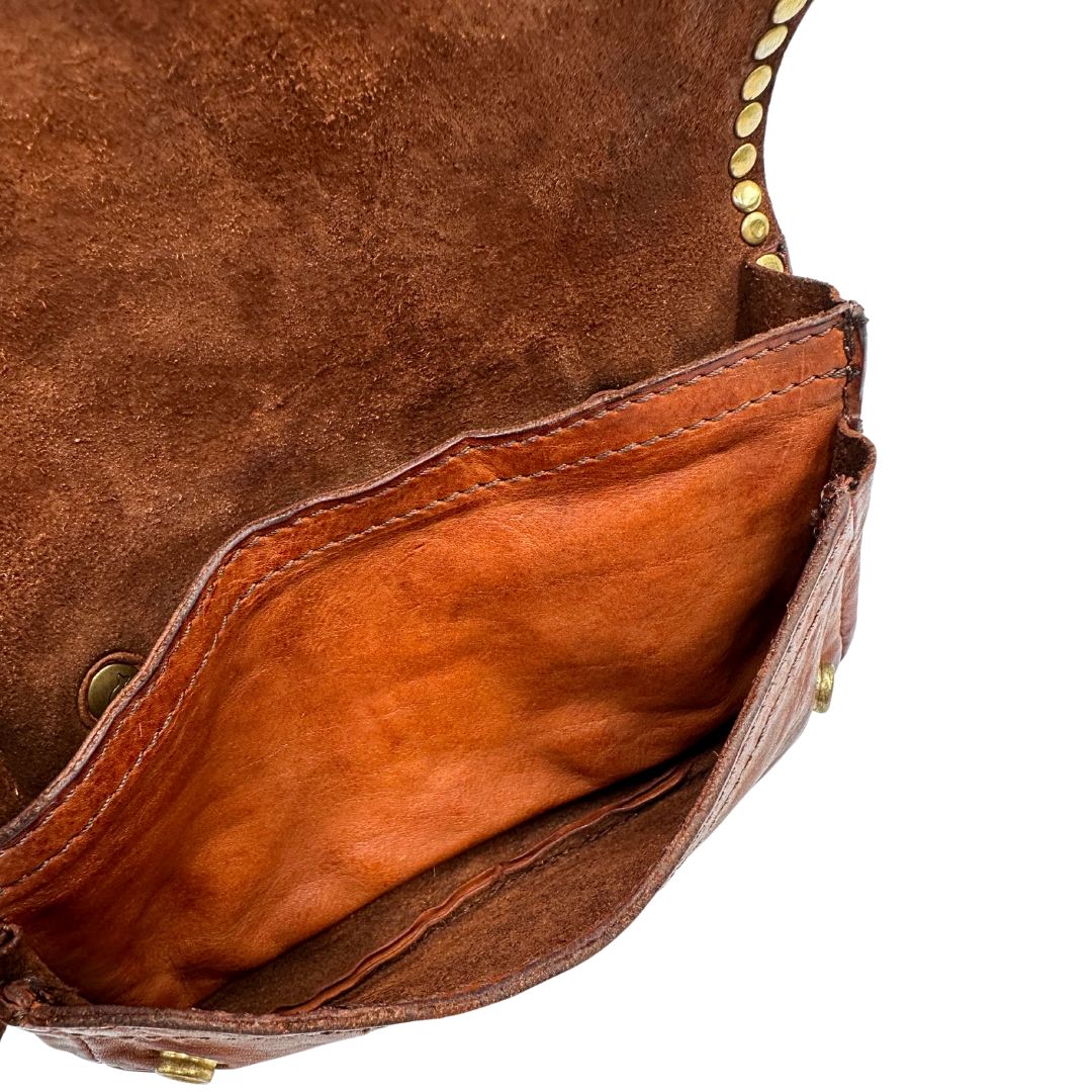 Borsa Campomaggi in cuoio impreziosita da borchie in metallo dorato e munita di una tracolla regolabile, e amovibile. Completa di dustbag e cartellino. Originale, usato, in condizioni eccellenti.