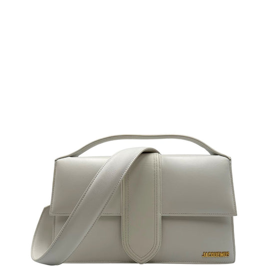 front Borsa Jacquemus in pelle bianca con parti metalliche dorate; munita di un manico singolo e una tracolla amovibile. Completa di dustbag