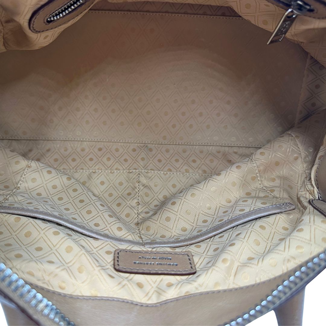 interno Bauletto Tod's in pelle color nocciola con parti metalliche argentate; munito di doppi manici stondati e una tracolla amovibile e regolabile