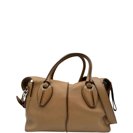 front Bauletto Tod's in pelle color nocciola con parti metalliche argentate; munito di doppi manici stondati e una tracolla amovibile e regolabile