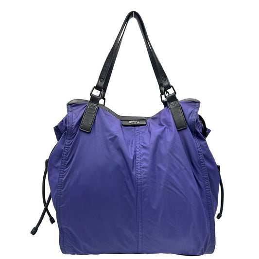 Borsa Burberry Tote Buckleigh in nylon viola con finiture in pelle nera e parti metalliche effetto renio. Munita di doppi manici, da indossare a spalla. Originale, usato, in condizioni ottime.