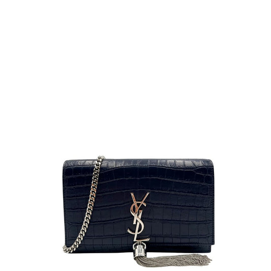 Borsa Kate Small Saint Laurent in pelle blu scuro trama cocco con parti metalliche argentate e nappa decorativa a catena. Completa di scatola logata. Originale, usato, in condizioni ottime.