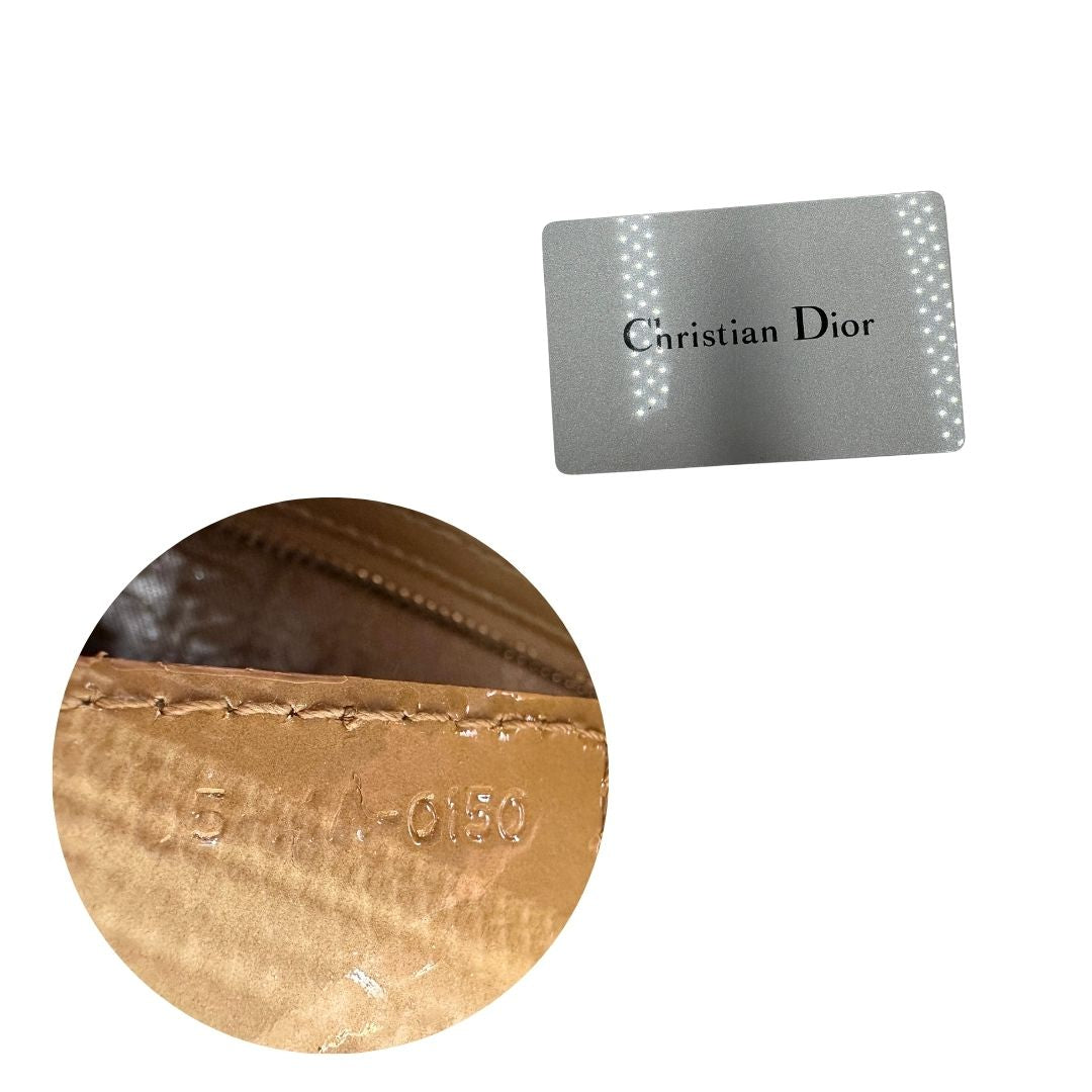 Codice seriale; Borsa Lady Dior Large in pelle verniciata in trama cannage giallo ocra chiaro. Doppi manici rigidi e una tracolla amovibile, rifinita con parti metalliche argentate. Completa di corredo. Originale, usato, in condizioni ottime.