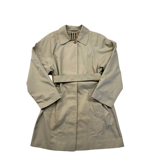 Trench Burberry in misto poliestere e cotone beige con chiusura a bottoni.