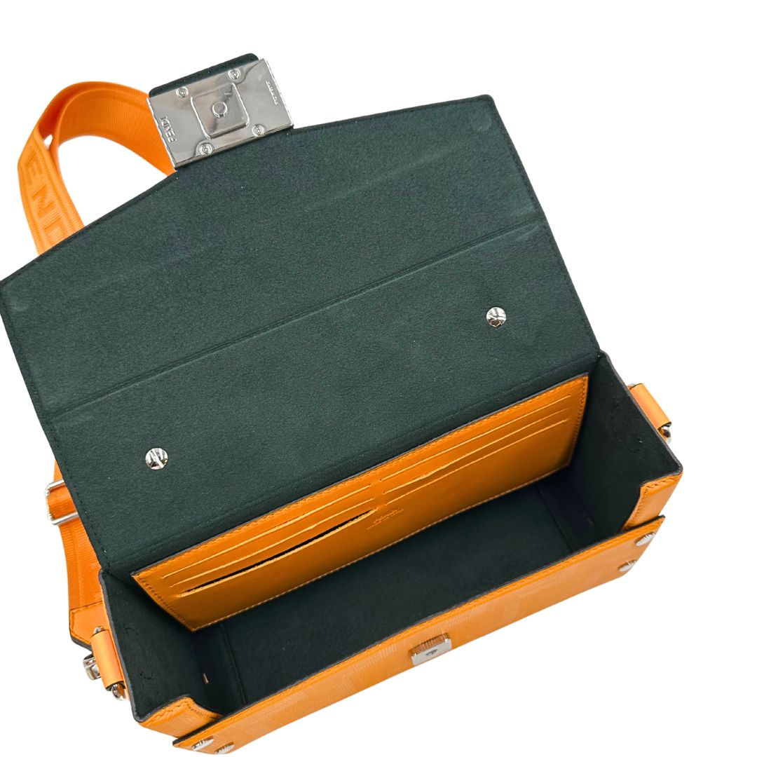 interno Borsa Fendi in pelle color curcuma con parti metalliche argentate; munita di una tracolla amovibile e regolabile in tessuto tono su tono e un manico singolo. Completa di dustbag, di lusso, usata, originale.